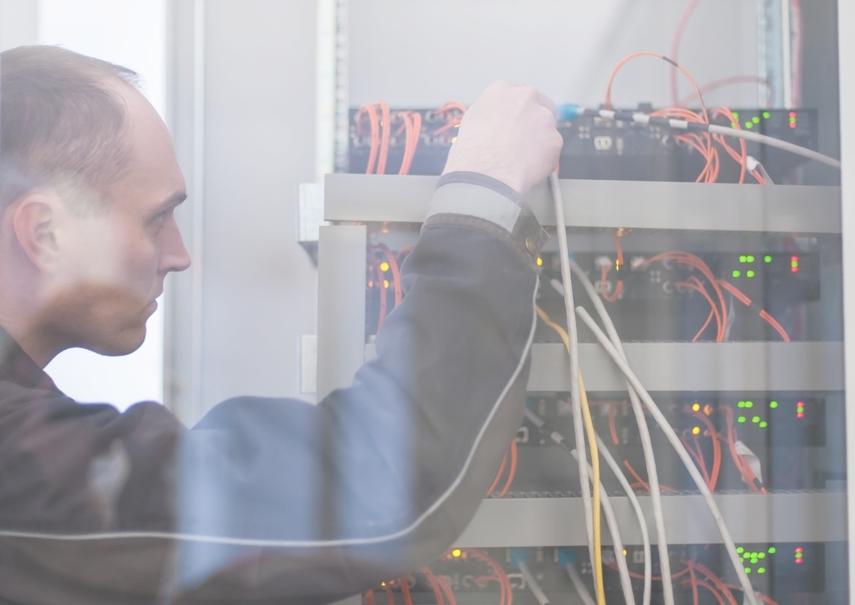 Pracownik robi przegląd instalacji elektrycznej