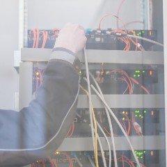 Pracownik wykonuje pomiar ochronny sieci
